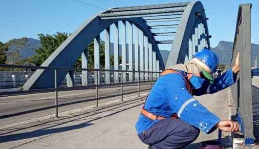 Ponte sobre o Rio Juqueriquerê recebe revitalização