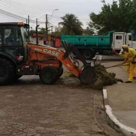 Prefeitura intensifica limpeza e roçada em diversos bairros