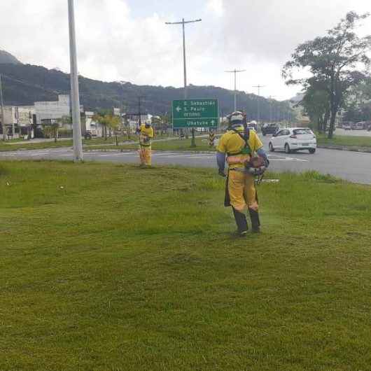 Prefeitura intensifica serviço de roçada em diversos bairros da cidade