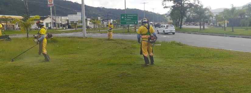 Prefeitura intensifica serviço de roçada em diversos bairros da cidade