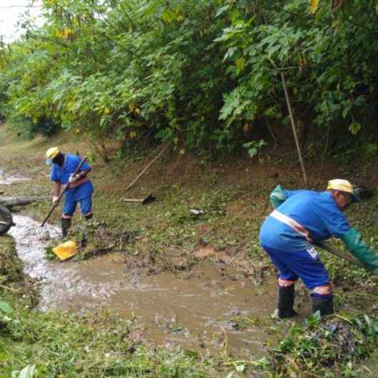 Prefeitura realiza desassoreamento e limpeza de valas no Jaraguazinho e Jardim Jaqueira