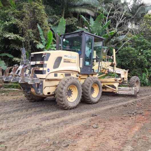 Nivelamento com bica corrida é realizado na Região Norte de Caraguatatuba