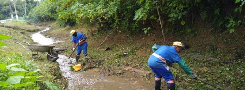 Prefeitura realiza desassoreamento e limpeza de valas no Jaraguazinho e Jardim Jaqueira