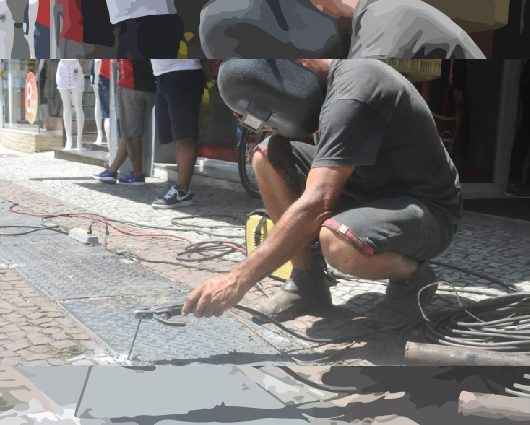 Calçadão da Rua Santa Cruz recebe manutenções para garantir segurança de pedestres