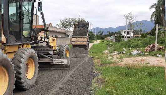 Loteamento Rio Marinas recebe nivelamento com bica corrida em todas as ruas