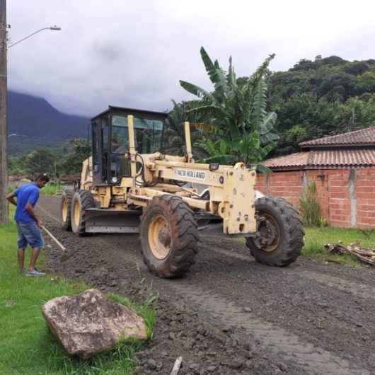 Prefeitura realiza nivelamentos em ruas do Capricórnio e Alto Jetuba