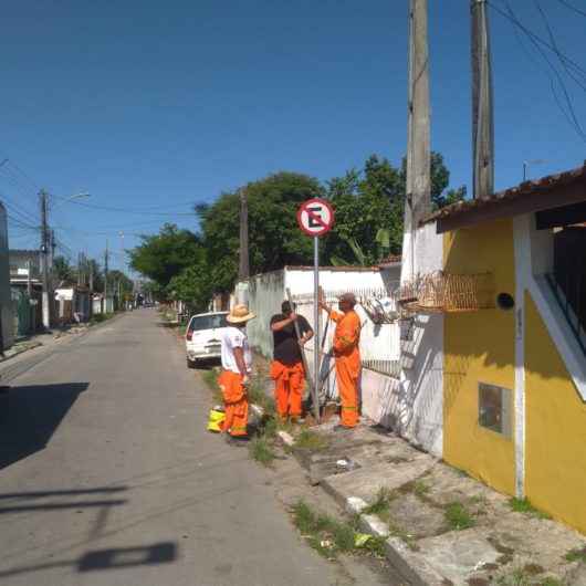 Prefeitura de Caraguatatuba reforça sinalização de trânsito em vários bairros