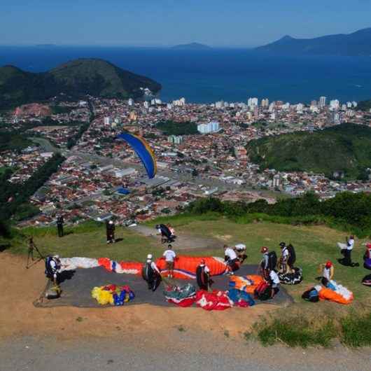 Futuros papais inovam e promovem no sábado (25/01) Voo Revelação de Asa Delta em Caraguatatuba