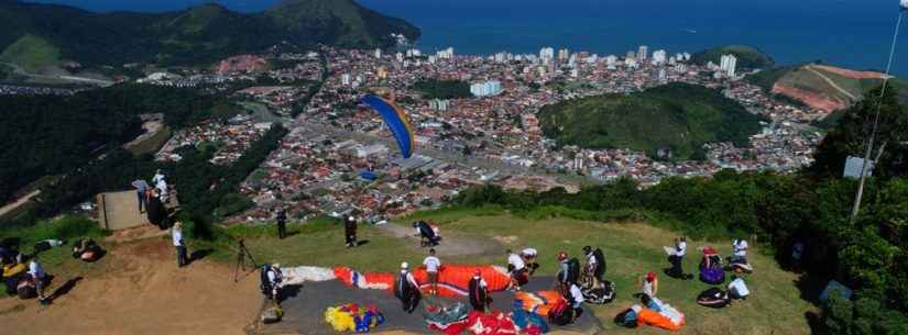 Futuros papais inovam e promovem no sábado (25/01) Voo Revelação de Asa Delta em Caraguatatuba