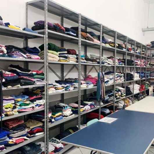 Fundo Social de Caraguatatuba arrecada roupas infantis e masculinas em bom estado