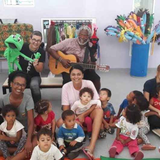 Casal de voluntários leva atividades lúdicas para crianças de Caraguatatuba