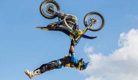 Show de manobras aéreas com motos abre Arena Verão Esportiva 2020 em Caraguatatuba