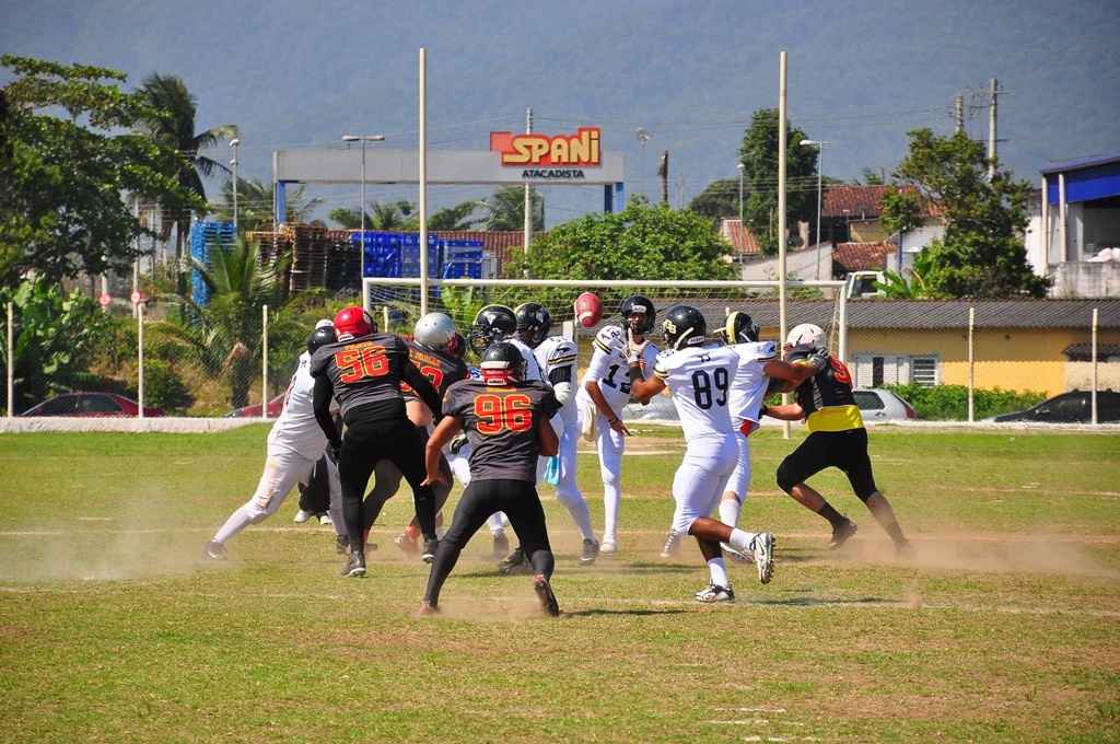 Time de futebol americano de Caraguatatuba vence partida em São