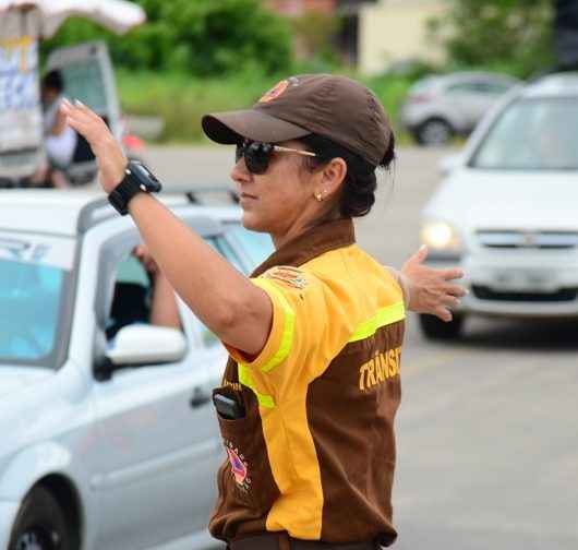 Agentes atuam para dar fluidez no tráfego no retorno do Réveillon em Caraguatatuba