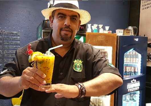 Bartender cria bebida em homenagem ao verão de Caraguatatuba