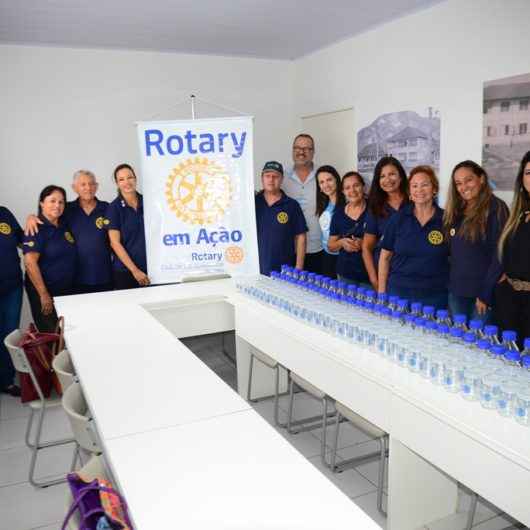 Banco de Leite Humano de Caraguatatuba recebe doação de 160 frascos do Rotary Caraguatatuba