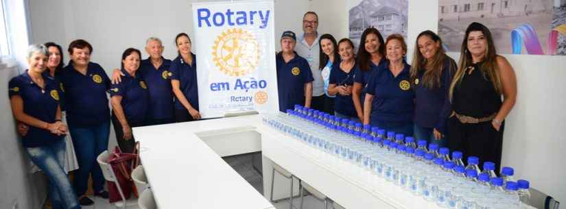 Banco de Leite Humano de Caraguatatuba recebe doação de 160 frascos do Rotary Caraguatatuba