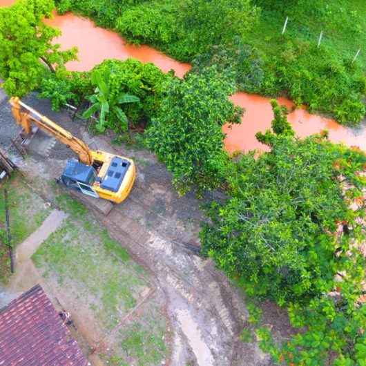 Prefeitura continua com trabalho no Perequê-Mirim para melhorar escoamento de águas