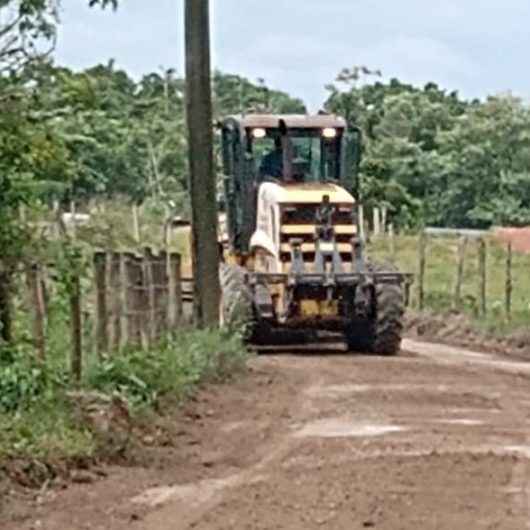 Rio Claro recebe nivelamento com bica corrida na Estrada Aba de Fora