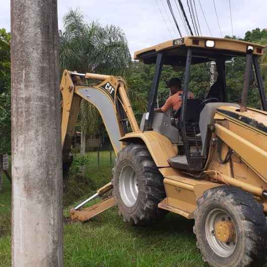 Trabalho de limpeza em vala de drenagem é realizado na Cocanha