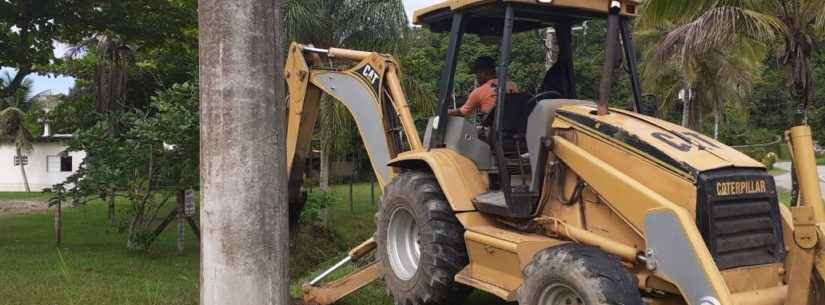 Trabalho de limpeza em vala de drenagem é realizado na Cocanha