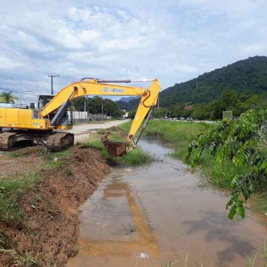 Prefeitura intensifica serviços de limpeza e desassoreamento em redes de drenagem