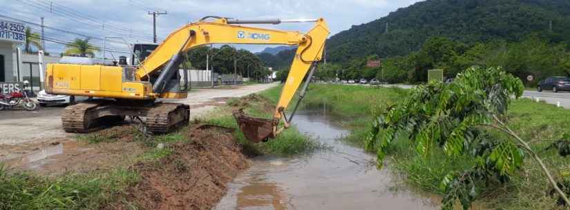 Prefeitura intensifica serviços de limpeza e desassoreamento em redes de drenagem