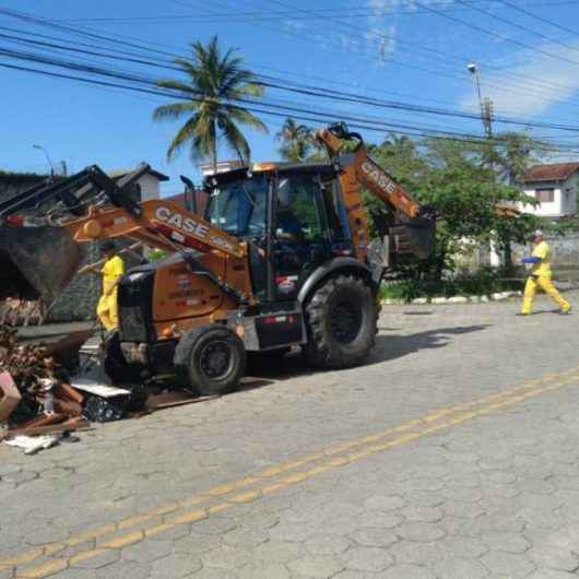 Prefeitura continua com serviços de limpeza em toda a cidade