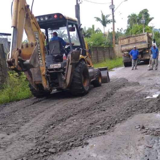 Prefeitura realiza nivelamento com bica corrida na Estrada dos Pássaros