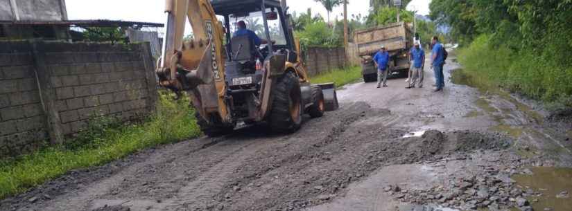 Prefeitura realiza nivelamento com bica corrida na Estrada dos Pássaros Prefeitura realiza nivelamento com bica corrida na Estrada dos Pássaros