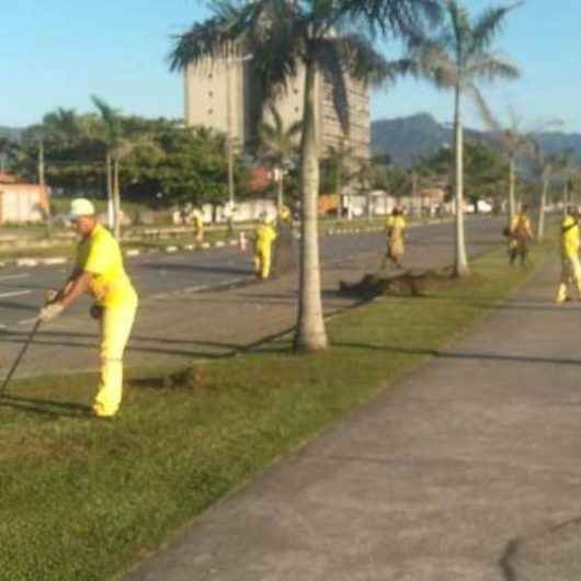 Prefeitura de Caraguatatuba realiza serviços de roçada em vários bairros