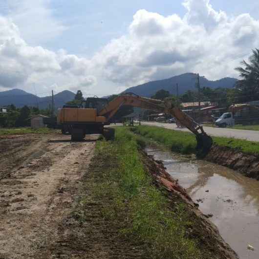 Prefeitura promove limpeza de valas no Pegorelli e Perequê-Mirim