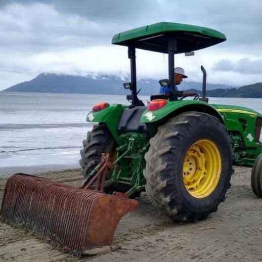 Funcionários da Sesep e terceirizada realizam roçada, varrição e limpeza de praias