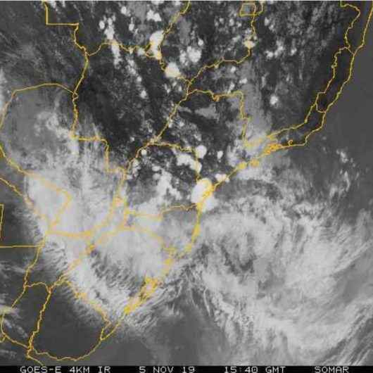 Defesa Civil emite alerta para chuvas e ressaca no Litoral Norte neste final de semana