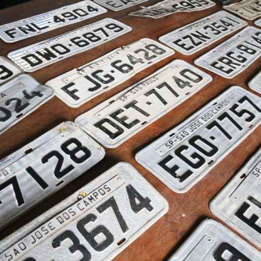 Prefeitura de Caraguatatuba recebe placas de carros encontradas após chuvas