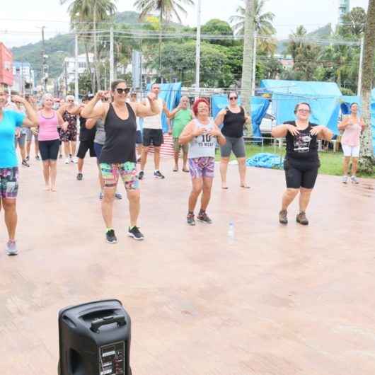 Idosos participam de aulas gratuitas de dança e ginástica funcional ao ar livre