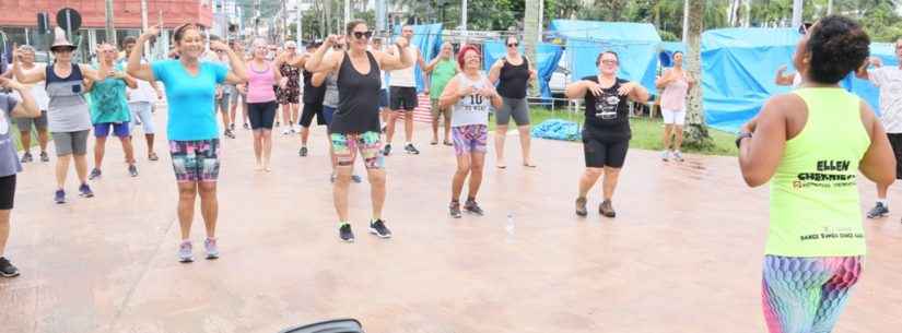 Idosos participam de aulas gratuitas de dança e ginástica funcional ao ar livre