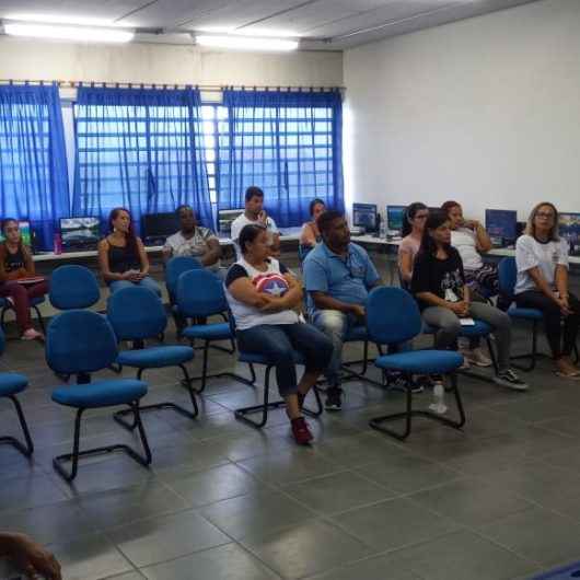 Funcionários de escola do Perequê-Mirim recebem noções de ética e disciplina no serviço público