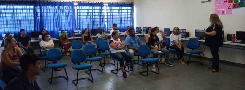 Funcionários de escola do Perequê-Mirim recebem noções de ética e disciplina no serviço público