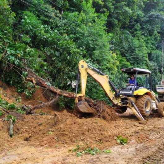 Prefeitura trabalha na limpeza e desobstrução de vias após chuvas; Defesa Civil está em alerta