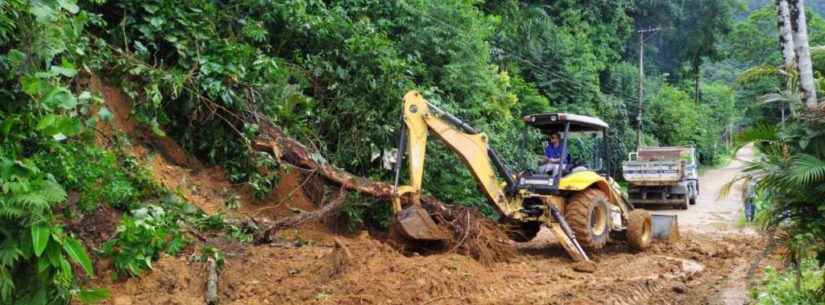 Prefeitura trabalha na limpeza e desobstrução de vias após chuvas; Defesa Civil está em alerta