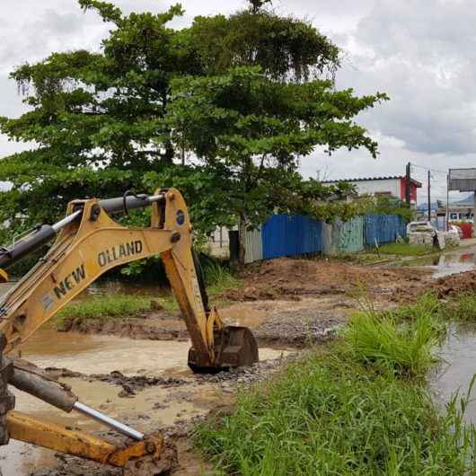 Prefeitura de Caraguatatuba realiza serviços emergenciais para escoamento do Rio Tabatinga