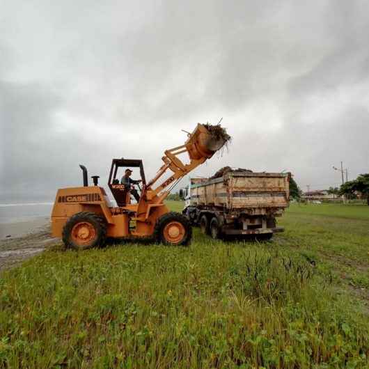 Prefeitura de Caraguatatuba realiza trabalho de limpeza de praias após chuvas