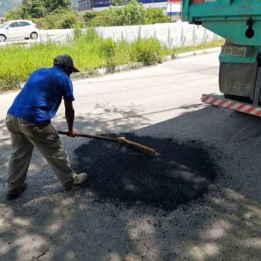 Prefeitura realiza Operação Tapa-Buracos em diversos bairros