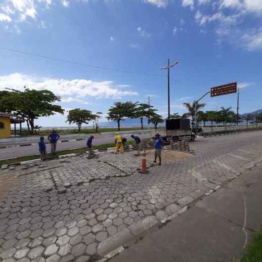 Avenida da Praia recebe manutenção em pavimento