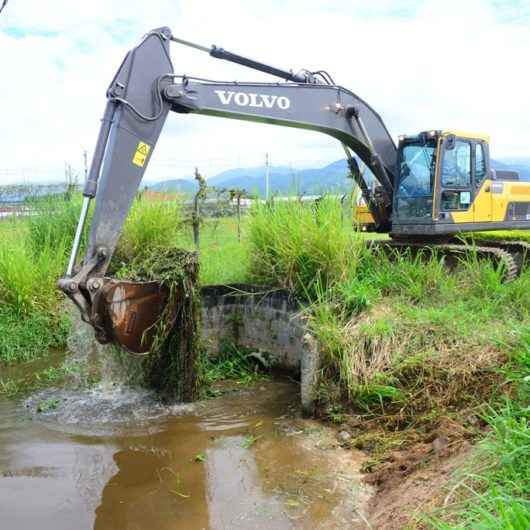 Prefeitura realiza serviços de prevenção contra enchentes no Santamarina, Poiares e Garden Mar