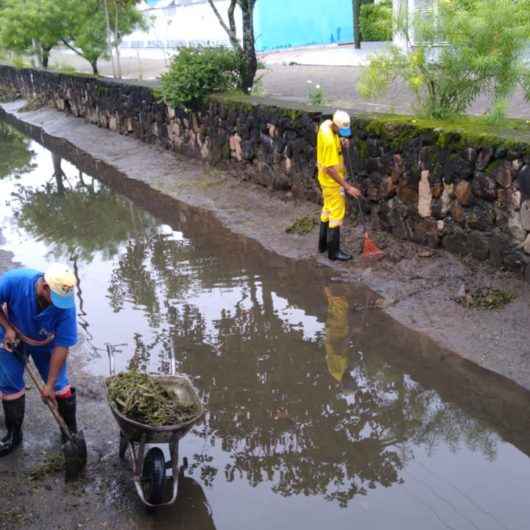 Prefeitura realiza serviços de limpeza de valas e roçada em diversos bairros