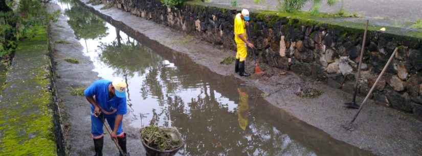 Prefeitura realiza serviços de limpeza de valas e roçada em diversos bairros