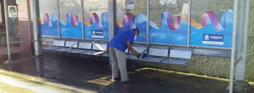 Prefeitura continua com higienização em abrigos de ônibus e praças