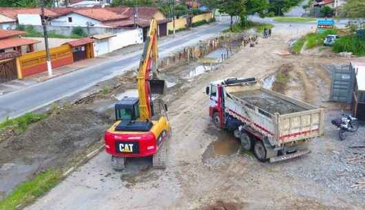 Prefeitura continua construção de canal de drenagem na região do Santamarina